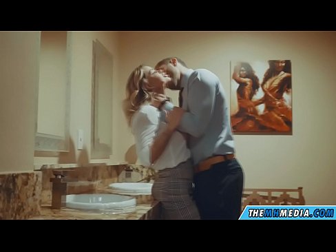 ❤️ وقتی یک بلوند بی تنه شما را در یک دستشویی عمومی اغوا می کند ❤️❌ لعنتی در ما fa.sexvideosex.top ❌️